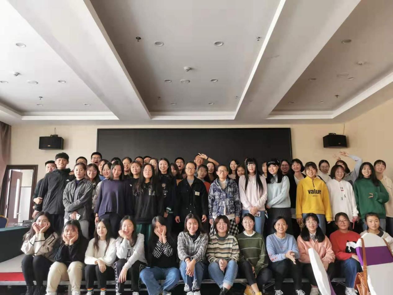 一群人站在室内合影中度可信度描述已自动生成 一群人站在室内合影中度可信度描述已自动生成