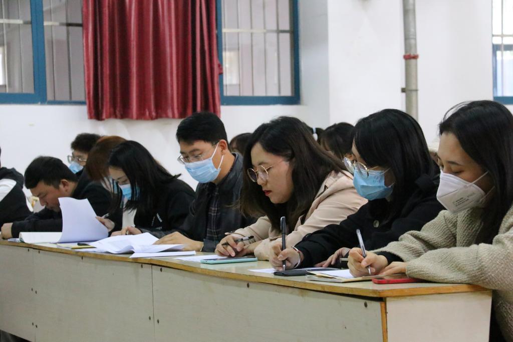 一群男人和女人躺在桌子上中度可信度描述已自动生成 一群男人和女人躺在桌子上中度可信度描述已自动生成