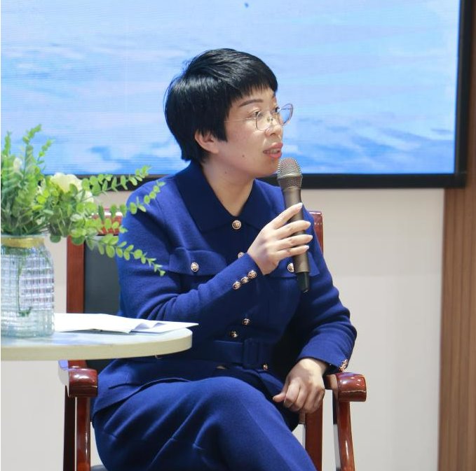 穿着蓝色衣服的人在房间里中度可信度描述已自动生成