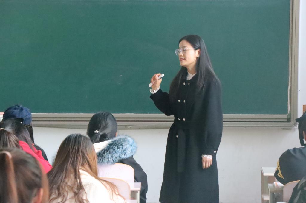 穿黑色衣服的人在房间里的人们低可信度描述已自动生成 穿黑色衣服的人在房间里的人们低可信度描述已自动生成