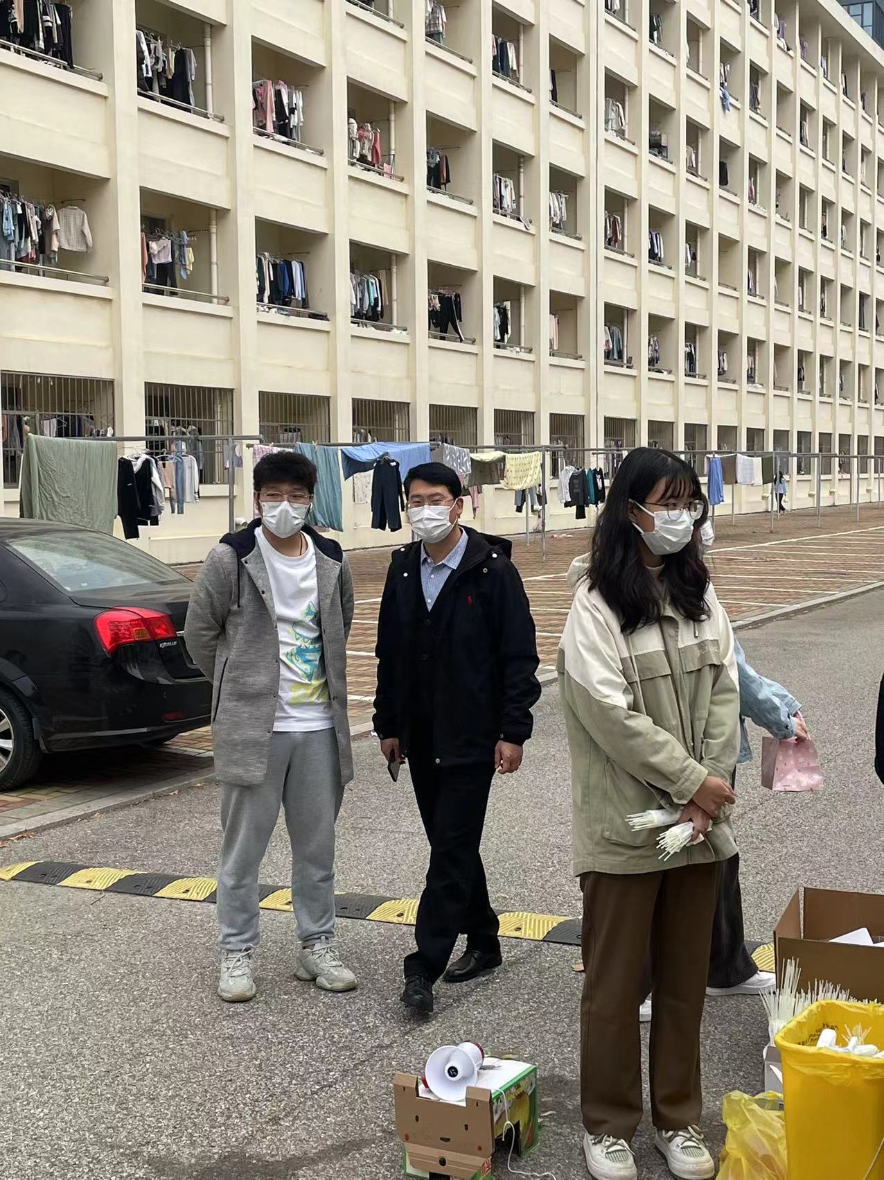 一群人站在街道上描述已自动生成 一群人站在街道上描述已自动生成