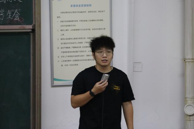 穿黑色衣服的男人中度可信度描述已自动生成 穿黑色衣服的男人中度可信度描述已自动生成