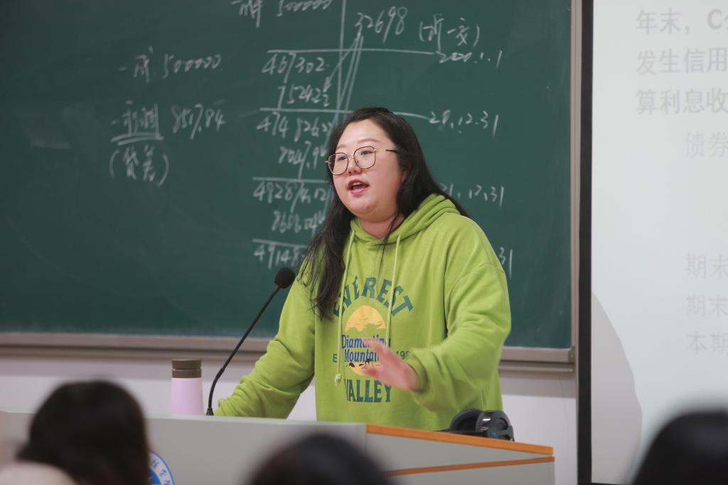 人在黑板上写着字描述已自动生成 人在黑板上写着字描述已自动生成