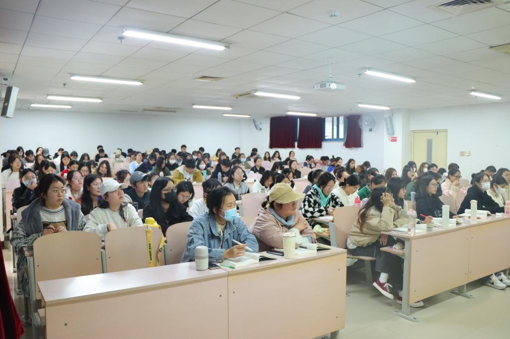 一群人站在柜台旁边描述已自动生成 一群人站在柜台旁边描述已自动生成