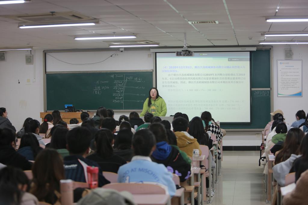 会议室里的人们描述已自动生成 会议室里的人们描述已自动生成