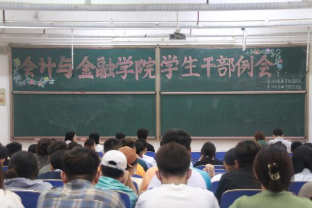 一群人在台上演讲中度可信度描述已自动生成 一群人在台上演讲中度可信度描述已自动生成