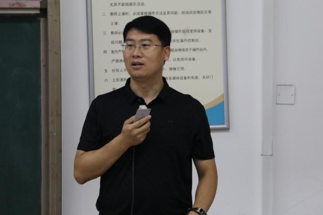 男人站在墙边描述已自动生成 男人站在墙边描述已自动生成