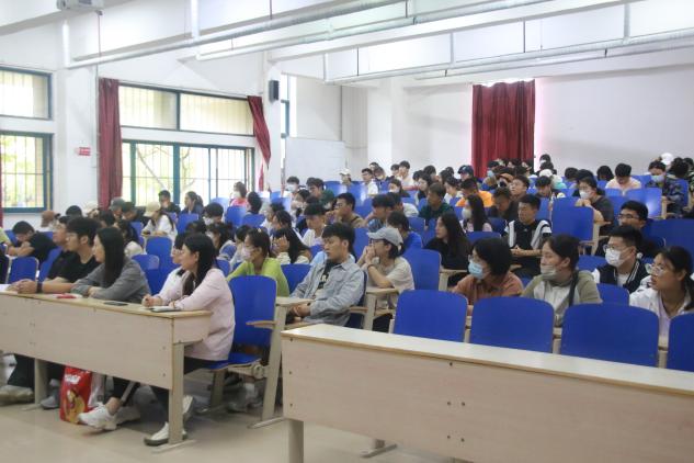 人们在看台上的人在房间里中度可信度描述已自动生成 人们在看台上的人在房间里中度可信度描述已自动生成