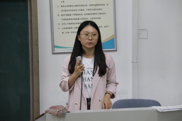 人站在镜子前中度可信度描述已自动生成 人站在镜子前中度可信度描述已自动生成