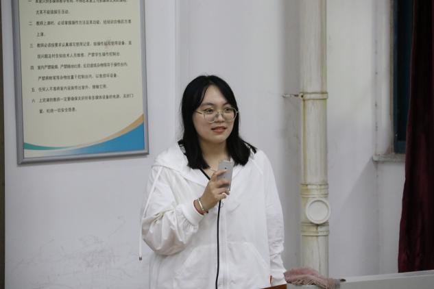 穿白色衣服的女人站在镜子前中度可信度描述已自动生成 穿白色衣服的女人站在镜子前中度可信度描述已自动生成